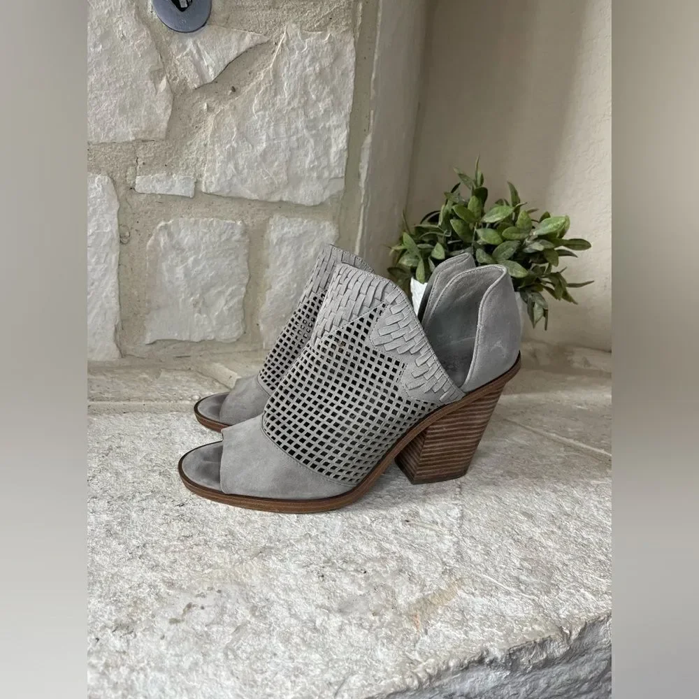 Vince Camuto Fritzey grey suede laser woven accent open toe booties sz 10